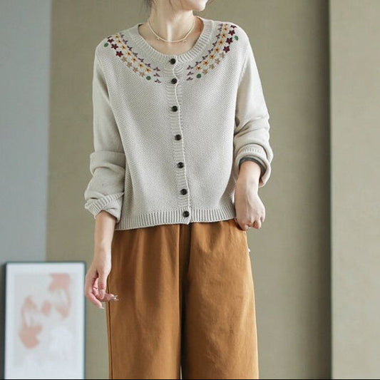 Emberia – Cardigan Rétro Brodé