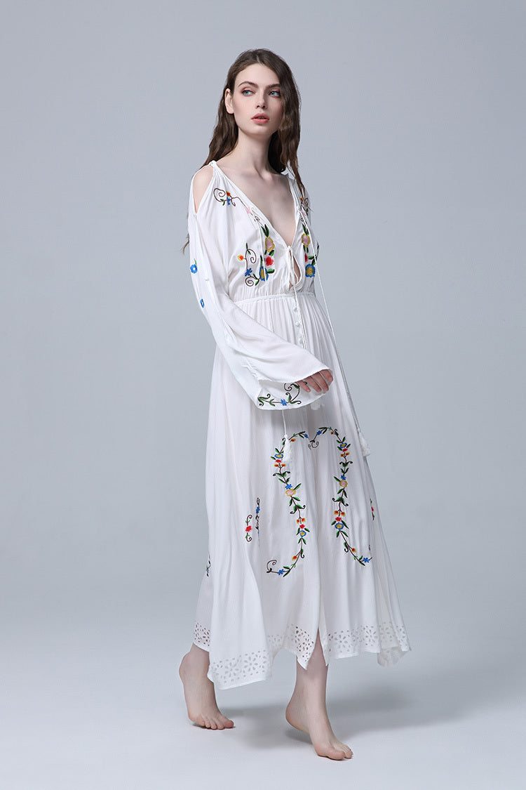 Robe Courte Brodée Col V Nouée