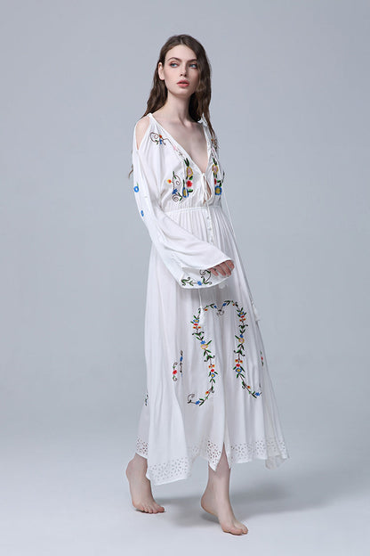 Robe Courte Brodée Col V Nouée