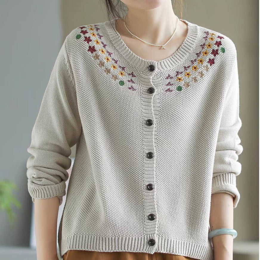 Emberia – Cardigan Rétro Brodé