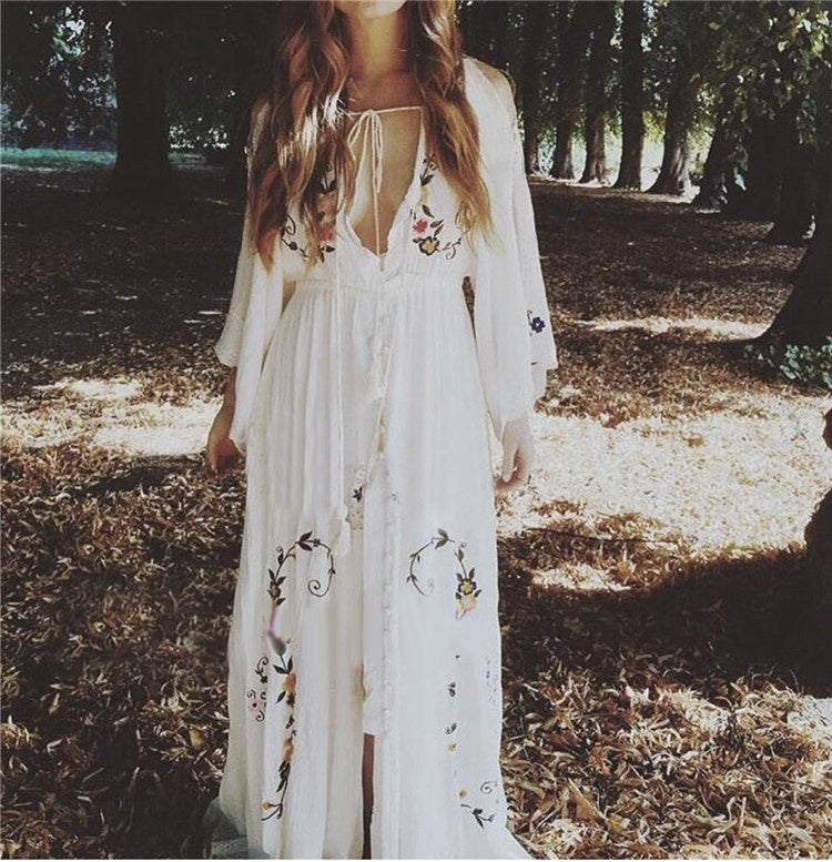 Robe Courte Brodée Col V Nouée